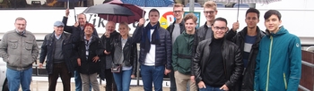 Gut beschirmt: Die jungen Kesselstädter aus St. Elisabeth – mit an Bord der Stellvertretende Ortsvorsteher Hans Burster (2. Von links) nebst Gattin